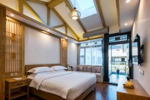 Postel nebo postele na pokoji v ubytování Lijiang Gemmer Hotel