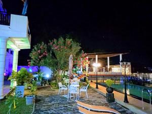 Bazén v ubytování Queens Beach Hotel nebo v jeho okolí