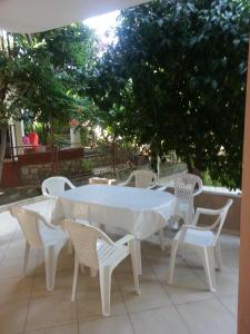 uma mesa branca e cadeiras num pátio em Apartments Nada em Utjeha