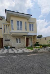 a large house with a driveway in front of it at Samadi Villa Batu in Batu +6 photos
