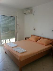 a large bed in a room with a window at Apartments Nada in Utjeha