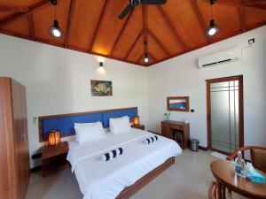 Postel nebo postele na pokoji v ubytování Blue Coral Vashafaru Maldives