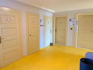 Photo de la galerie de l'établissement KNK Vibrant Central Spacious Hideaway, à Hradec Králové