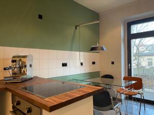 Kuchyň nebo kuchyňský kout v ubytování Stilvoller Altbau mit Balkon - 10 min to center