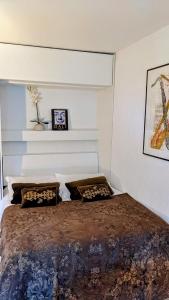 Un dormitorio con una cama con dos almohadas encima. en Saint Jean Cap Ferrat, en Saint-Jean-Cap-Ferrat