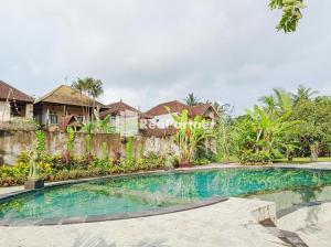 basen przed domem w obiekcie Nando House w mieście Ubud