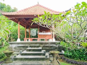 altana w ogrodzie ze schodami i drzewami w obiekcie Nando House w mieście Ubud