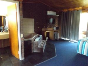 ein Badezimmer mit einer Badewanne und einem Waschbecken in der Unterkunft Rivergum Motel in Echuca
