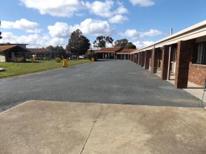 an empty street in front of a building at Rivergum Motel in Echuca