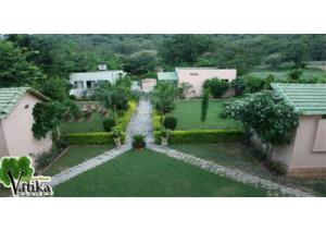 an aerial view of a garden with a fountain at Vatika Resort in Sawāi Mādhopur