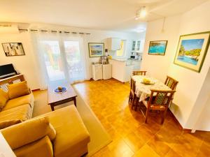 un salon avec un canapé et une table dans l'établissement Appartamento Marianda - Son Bou, à Son Bou