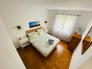 une petite chambre avec un lit et une fenêtre dans l'établissement Appartamento Marianda - Son Bou, à Son Bou