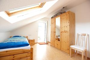 a bedroom with a bed and a skylight at Ferienwohnung Weingut Ackermann in Zeltingen-Rachtig