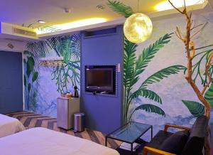 墾丁的住宿－鹿月旅店，墙上挂有植物壁画的房间