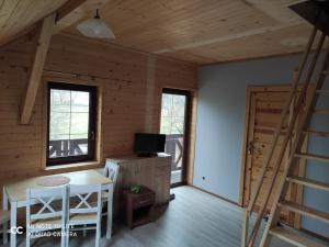 Μια τηλεόραση ή/και κέντρο ψυχαγωγίας στο Apartament "Cichy kącik"