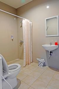 バトゥにあるRosetta Homestayのバスルーム(トイレ、洗面台付)