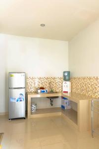 バトゥにあるRosetta Homestayのキッチン(冷蔵庫付)、カウンターが備わります。