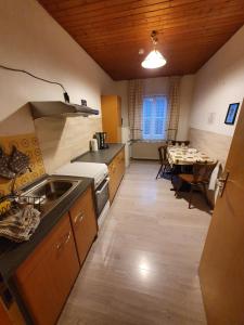 Kuchyň nebo kuchyňský kout v ubytování Gästehaus Weißes Lamm - MONTEURZIMMER