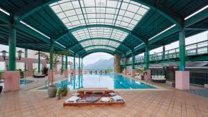 龍潭區的住宿－福華石門水庫渡假飯店 ，一个带玻璃天花板的大型游泳池