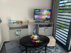 A television and/or entertainment centre at Anaiva Lodge Bora