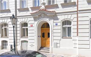 un edificio con una puerta de madera delante de él en Room & Parking Assistance en Praga