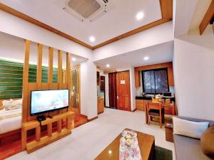 TV a/nebo společenská místnost v ubytování Aonang Phu Dahla Private Pool & Sea View - SHA Plus