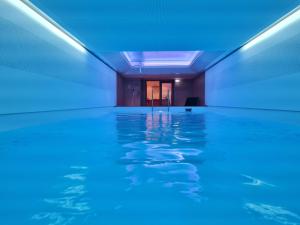 una piscina vuota con luci blu in un edificio di Belvedere a Semmering