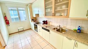 Kitchen o kitchenette sa Close to the lake and very spacious 3 bedroom