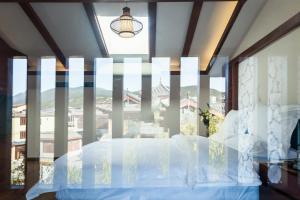 Postel nebo postele na pokoji v ubytování Lijiang Gemmer Hotel