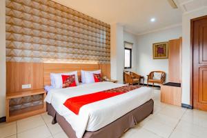 Gallery image of Cihampelas Hotel 2 Mitra RedDoorz in Bandung