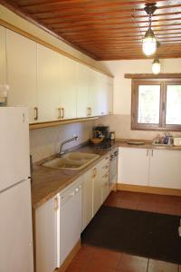 Kuchyň nebo kuchyňský kout v ubytování Stalis Bay Villa