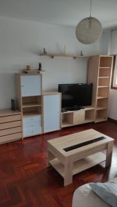 Televízia a/alebo spoločenská miestnosť v ubytovaní Vigo Céntrico y próximo a las playas