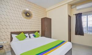 Postel nebo postele na pokoji v ubytování Treebo Everest Residency Tidel Park, 15 Mins From Coimbatore International Airport + 31 fotografií
