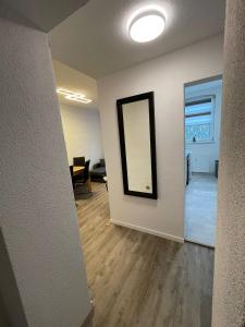 an empty room with a mirror and a hallway at Richter Apartments Finsterwalde 2 in Finsterwalde