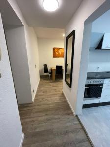 a hallway with a kitchen and a dining room at Richter Apartments Finsterwalde 2 in Finsterwalde