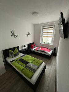 ein Schlafzimmer mit einem großen Bett und einem Fenster in der Unterkunft Richter Apartments Finsterwalde 2 in Finsterwalde