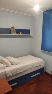 Cama en habitación con pared azul en Vigo Céntrico y próximo a las playas en Vigo