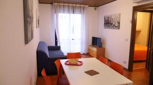 A television and/or entertainment centre at Condominio Quadrangolo-Gemini