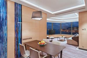Ein Sitzbereich in der Unterkunft Harbour Grand Kowloon