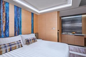 Ein Bett oder Betten in einem Zimmer der Unterkunft Harbour Grand Kowloon
