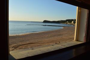 - une vue sur la plage depuis la fenêtre dans l'établissement Ayenac, à Saint-Jean-de-Luz