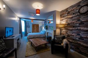una camera con letto e muro di mattoni di The Little Pheasant Apartment Ironbridge Gorge a Broseley