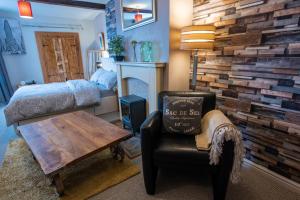 una sala de estar con una pared de madera reciclada en The Little Pheasant Apartment Ironbridge Gorge en Broseley