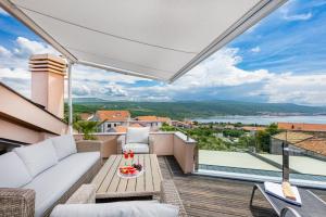 balkon z kanapą i stołem w obiekcie Villa Antonia w mieście Kornić