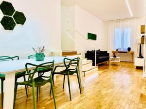 a kitchen and living room with a table and chairs at Nima Oberdan House in Perugia