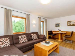 een woonkamer met een bank en een tafel bij Beim Schutzbichler in Reit im Winkl