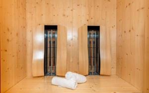 een lege kamer met houten wanden en twee ramen bij Beim Schutzbichler in Reit im Winkl +26 foto's