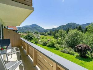 een balkon met uitzicht op een veld en bergen bij Beim Schutzbichler in Reit im Winkl