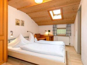 een slaapkamer met een groot wit bed in een kamer bij Beim Schutzbichler in Reit im Winkl
