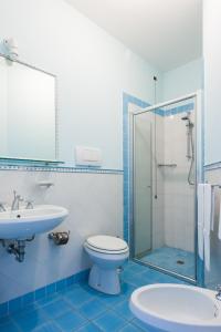 y baño con aseo, lavabo y ducha. en Appartamenti Poggio Fiorito, en Asís